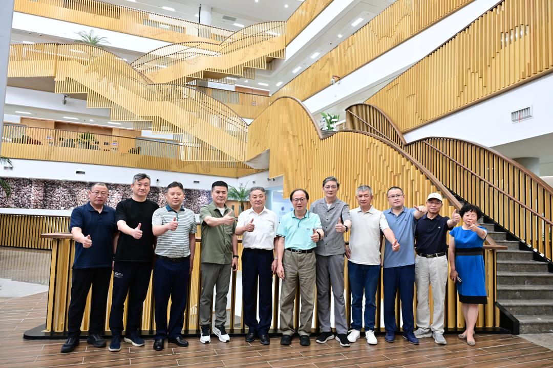 会后合影留念.jpg